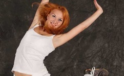 一边亲着面膜胸口